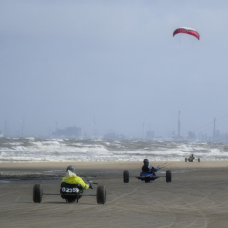 Holland 04-2014 ---20140418_0316 als Smart-Objekt-1 Kopie.jpg - Am nächsten Tag eine Strandwanderung zum Leuchtturm unternommen. Es war sehr windig. Deswegen waren sehr viele Strandsegler mit ihren Fahrzeugen unterwegs.